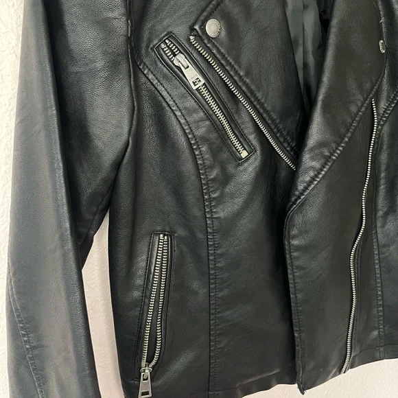 Levi Women’s Faux Leather Jacket - Picture 7 of 7